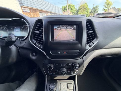 Used 2019 Jeep Cherokee Latitude Plus w/ Cold Weather Group AWD/4WD image 3
