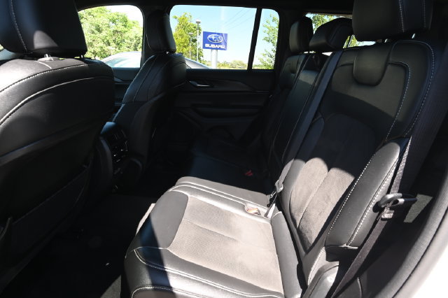 Used 2024 Jeep Grand Cherokee Altitude AWD/4WD image 8