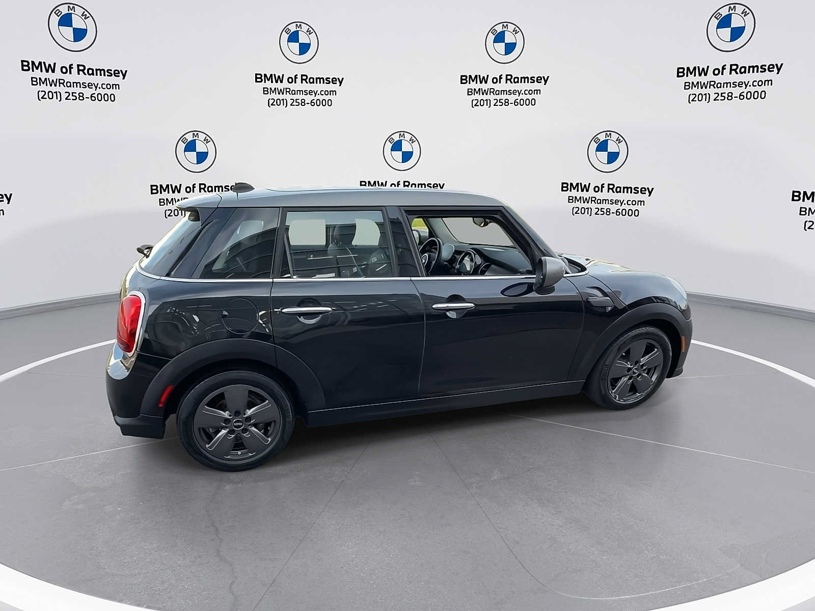 Used 2024 MINI Cooper 4-Door Hardtop FWD image 9