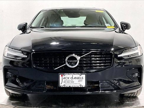Used 2022 Volvo S60 B5 Momentum w/ Advanced Package image 3