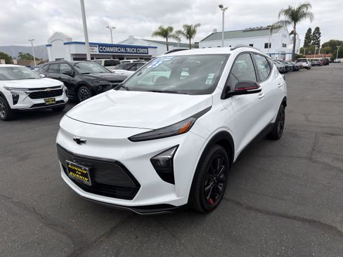 Used 2023 Chevrolet Bolt EUV LT w/ Convenience Package FWD image 4
