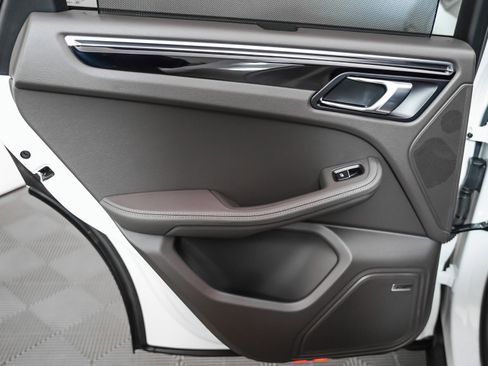 Certified 2025 Porsche Macan image 26