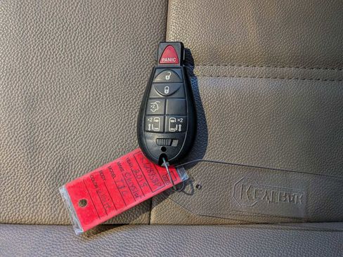 Used 2015 Chrysler Town & Country Touring image 32