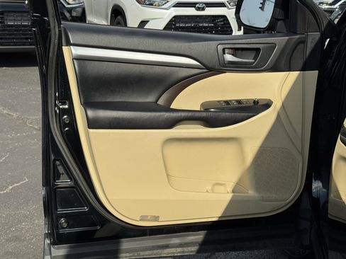 Used 2019 Toyota Highlander XLE image 23