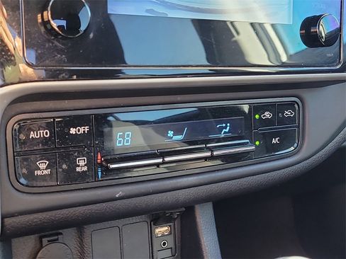 Used 2018 Toyota Corolla L image 20