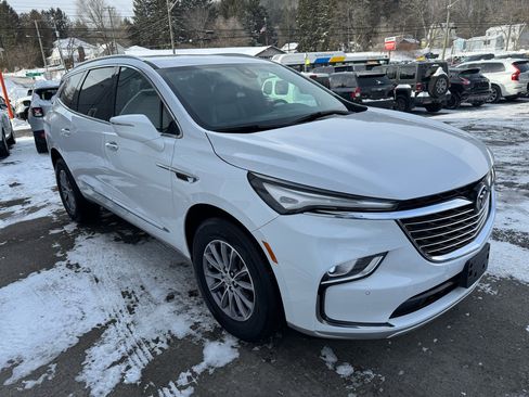 Used 2023 Buick Enclave Essence image 3