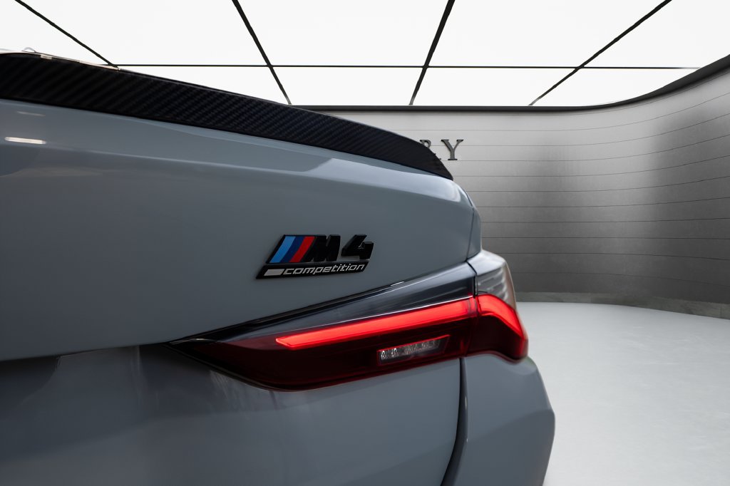 Used 2022 BMW M4 Competition w/ M Carbon Exterior Package RWD image 19