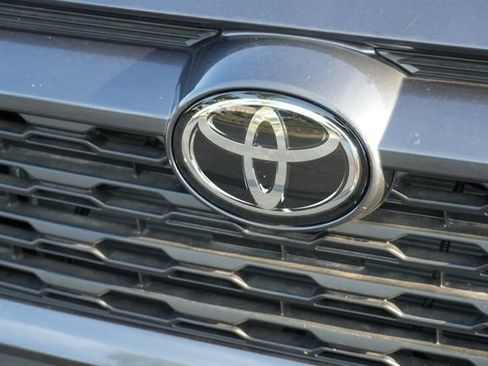 Used 2025 Toyota RAV4 XLE AWD/4WD image 11