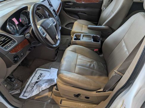 Used 2015 Chrysler Town & Country Touring image 15