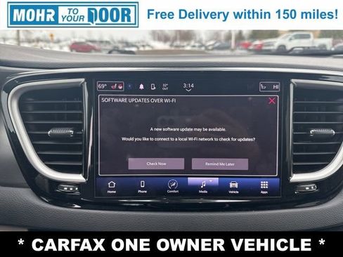 Used 2023 Chrysler Pacifica Touring-L image 32