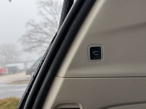 Used 2021 Chrysler Pacifica Touring-L image 41