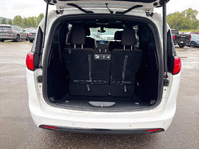 Used 2020 Chrysler Pacifica Touring w/ S Appearance Package FWD image 22