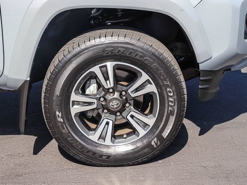 Used 2018 Toyota Tacoma TRD Sport w/ Technology Package RWD image 11