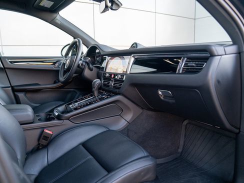 Used 2025 Porsche Macan image 26