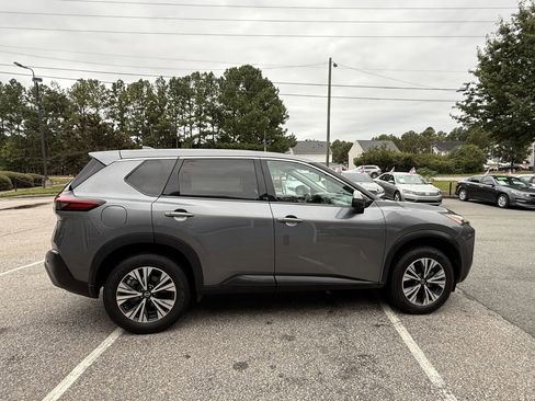 Used 2021 Nissan Rogue SV FWD image 4