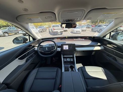 New 2025 Lincoln Nautilus Premier image 8