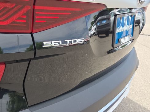 Used 2021 Kia Seltos EX AWD/4WD image 15
