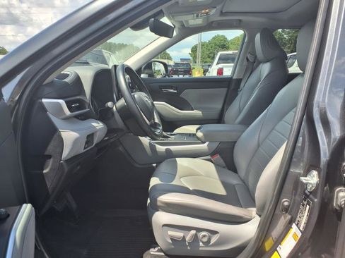 Used 2022 Toyota Highlander XLE image 18
