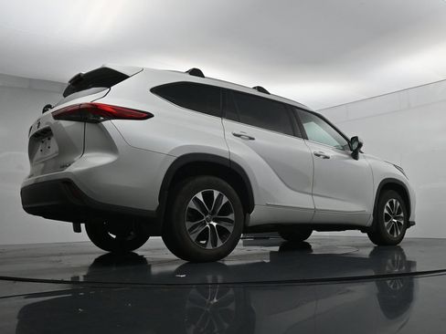 Used 2022 Toyota Highlander XLE AWD/4WD image 23