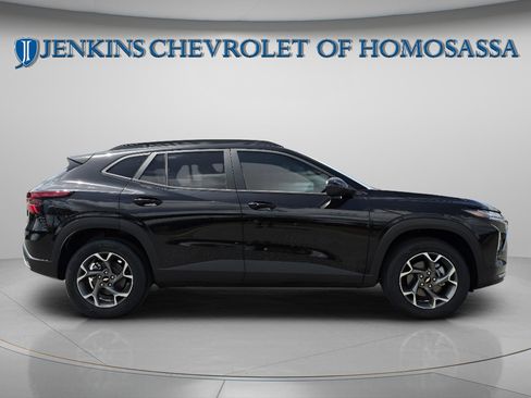 New 2026 Chevrolet Trax LT w/ Sunroof Package FWD image 2
