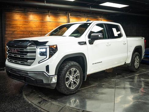 Used 2022 GMC Sierra 1500 SLE w/ X31 Off-Road Package AWD/4WD image 2