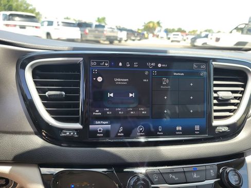 Used 2024 Chrysler Pacifica Touring-L FWD image 21
