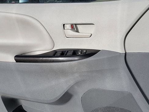 Used 2012 Toyota Sienna LE w/ Towing Pkg image 10