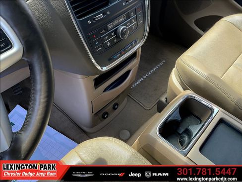 Used 2015 Chrysler Town & Country Touring w/ Driver Convenience Group FWD image 17