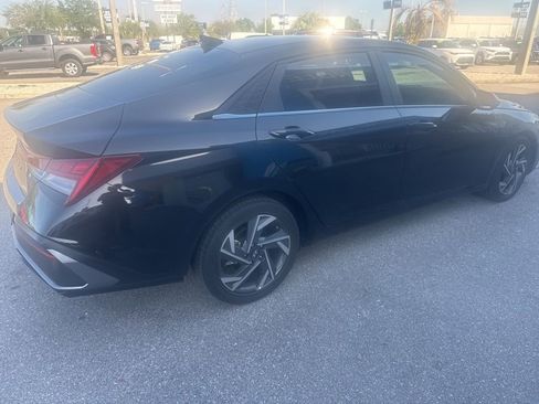 Used 2024 Hyundai Elantra Limited image 5