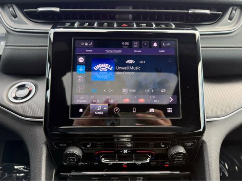 Used 2025 Jeep Grand Cherokee Laredo X w/ Luxury Tech Group I AWD/4WD image 16