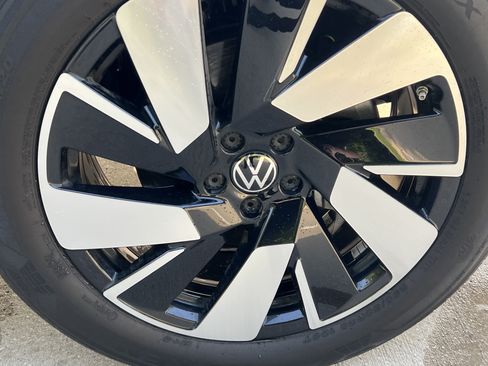 Used 2024 Volkswagen Atlas Cross Sport SE FWD image 12