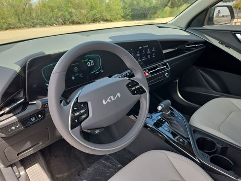 New 2026 Kia Niro EX FWD image 10