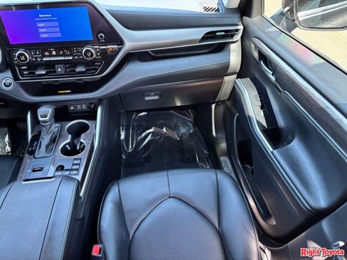 Certified 2024 Toyota Highlander Limited FWD image 18