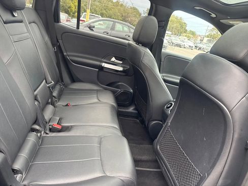 Used 2023 Mercedes-Benz GLB 250 4MATIC w/ Premium Package image 11