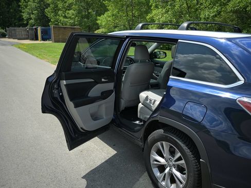 Used 2015 Toyota Highlander XLE AWD/4WD image 17