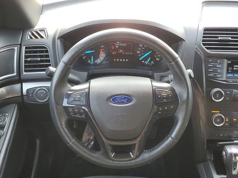 Used 2018 Ford Explorer XLT image 30