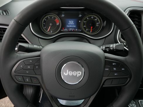 Used 2022 Jeep Cherokee Trailhawk w/ Comfort/Convenience Group AWD/4WD image 25