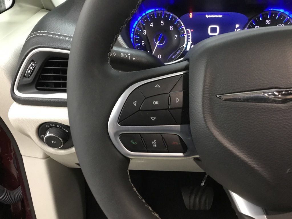 Used 2023 Chrysler Pacifica Touring-L AWD/4WD image 24