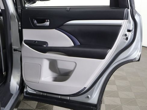 Used 2017 Toyota Highlander XLE image 28
