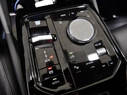 Used 2024 BMW 540i xDrive w/ Premium Package image 27