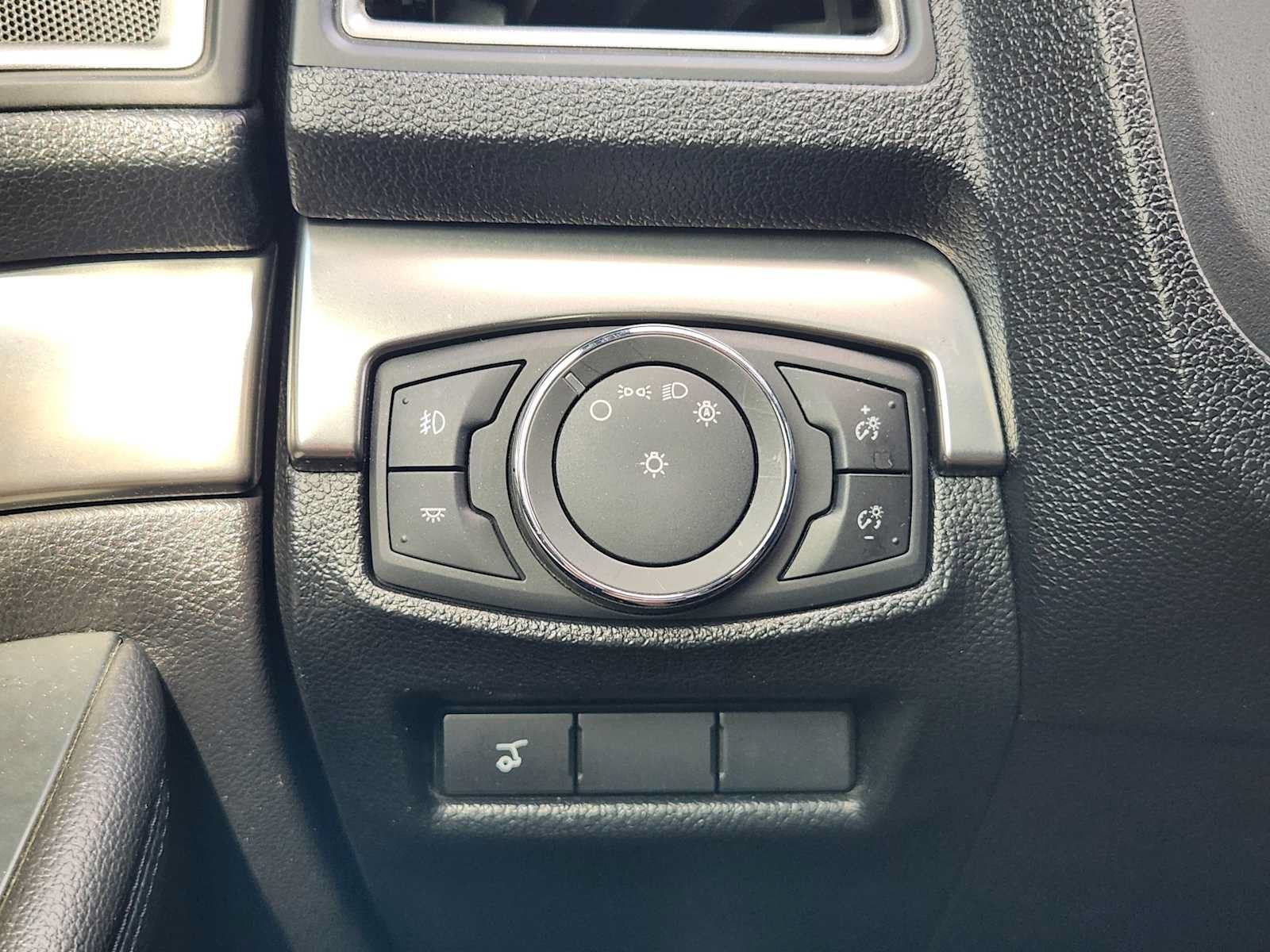 Used 2018 Ford Explorer XLT w/ Equipment Group 202A FWD image 21