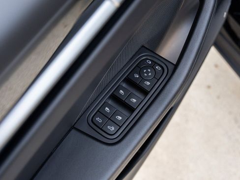 Certified 2025 Porsche Macan Electric image 20