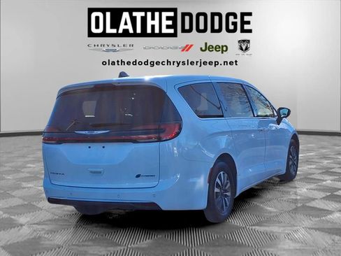 Used 2024 Chrysler Pacifica Select image 30