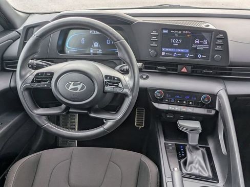Used 2025 Hyundai Elantra Sport image 26