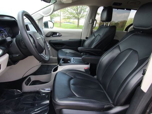 Used 2023 Chrysler Pacifica Touring-L image 6