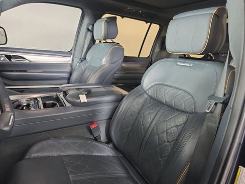 Used 2022 Jeep Grand Wagoneer Series III image 16