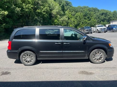 Used 2016 Chrysler Town & Country Touring-L FWD image 4