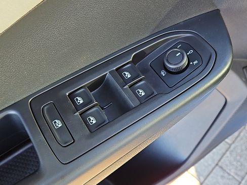 Used 2022 Volkswagen Taos SE image 11