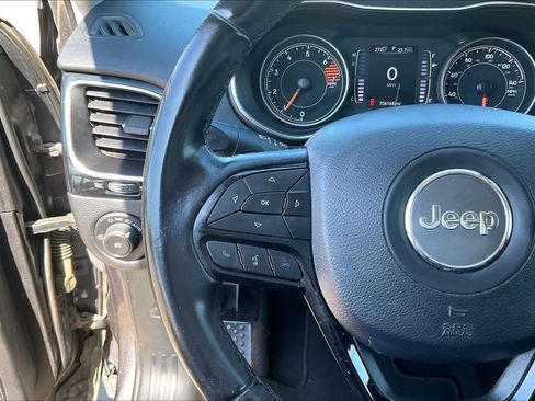 Used 2019 Jeep Cherokee Latitude Plus FWD image 23