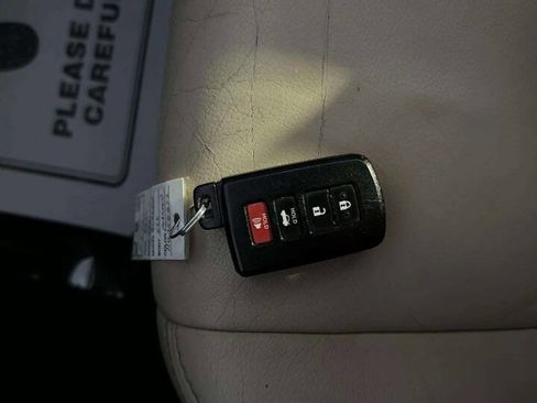 Used 2017 Toyota Avalon XLE Premium image 29